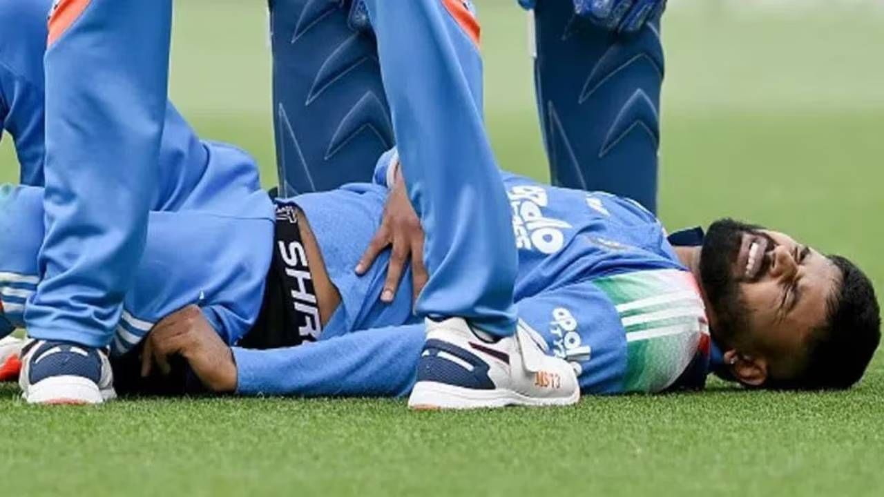 श्रेयस अय्यरच्या पालकांनी आयसीयूत दाखल असलेल्या श्रेयस अय्यरला भेटण्यासाठी ऑस्ट्रेलियन व्हिसासाठी अर्ज केल्याचे वृत्त आहे. लवकरच ते सिडनीला रवाना होणार आहेत. दरम्यान, चाहत्यांनी टीम इंडियाच्या खेळाडूच्या प्रकृतीत सुधारणा व्हावी यासाठी प्रार्थना केली आहे. (Photo: Ayush Kumar/Getty Images)