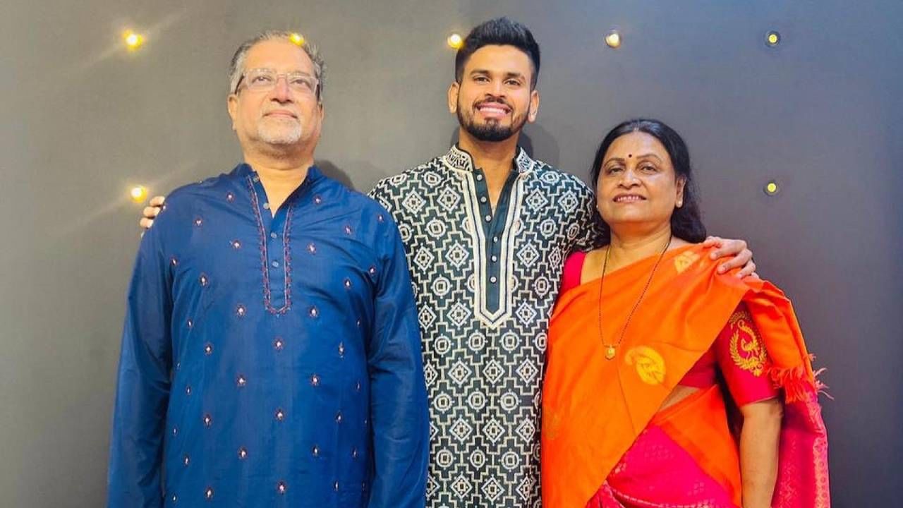 ऑस्ट्रेलियाविरुद्धच्या तिसऱ्या वनडे सामन्यात हार्षित राणाच्या गोलंदाजीवर एलेक्स कॅरीचा झेल पकडताना श्रेयस अय्यरला गंभीर दुखापत झाली. झेल पकडला मात्र उडी मारताना दुखापतग्रस्त झाला. दरम्यान, अय्यरच्या पालकांनी आपत्कालीन व्हिसासाठी अर्ज केला आहे. ते लवकरच सिडनीला रवाना होणार असल्याचे वृत्त आहे. (Photo- Twitter/ShreyasIyer15)