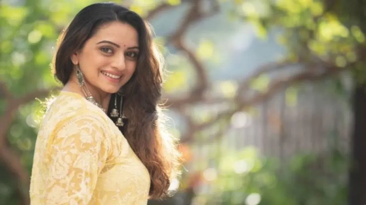 पण 2012मध्ये राधा ही बावरी मालिका गाजली तेव्हा श्रुती मराठे कोण? हे गुगल केलं. तेव्हा लोकांनी माझे बिकिनी फोटो पाहिले आणि मला ट्रोल करायला सुरुवात केली. राधी ही ब्रावरी असे म्हणत अनेकांनी सुनावले असे श्रुती म्हणाली.