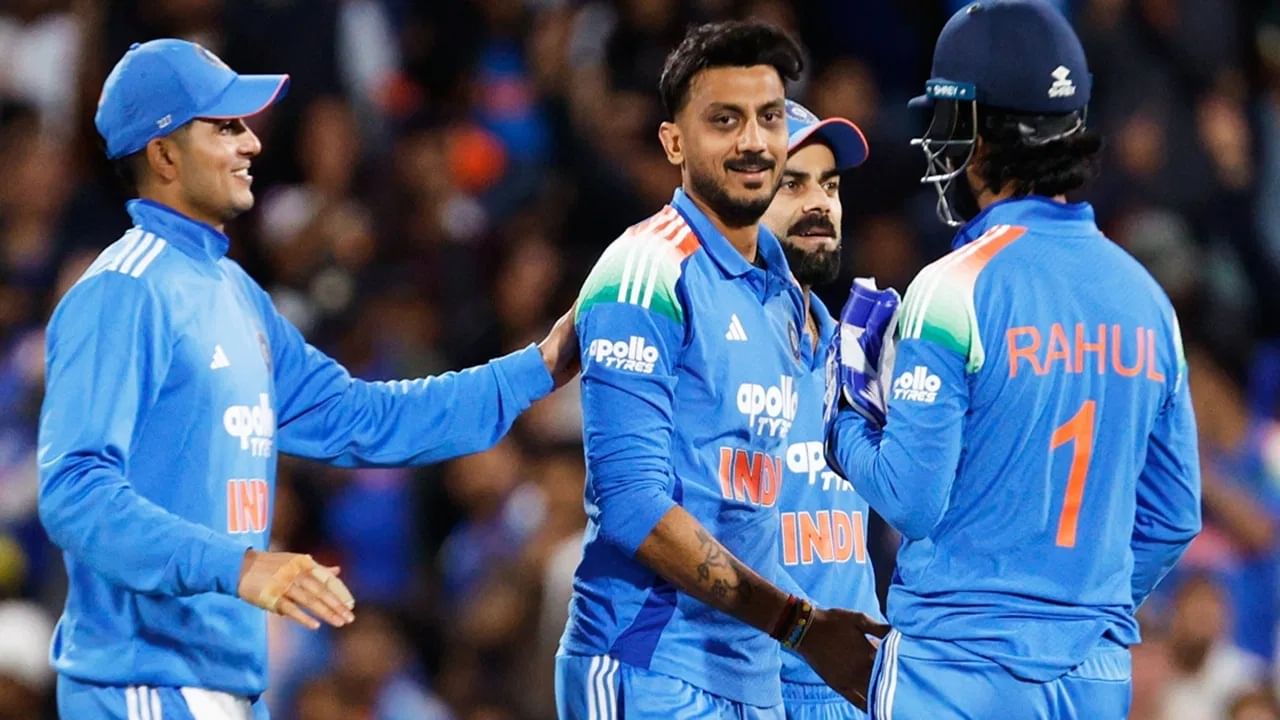 चायनामॅन फिरकीपटू कुलदीप यादव याने ऑस्ट्रेलिया विरुद्ध 8  टी 20i विकेट्स घेतल्या आहेत. कुलदीपने 6.33 च्या इकॉनमीने रन्स दिल्या आहेत. या आकडेवारीवरुन ऑस्ट्रेलियाचे फलंदाज कुलदीपसमोर जास्त धावा करण्यात निष्प्रभ ठरतात, हे सिद्ध होतं. (Photo Credit: PTI) 