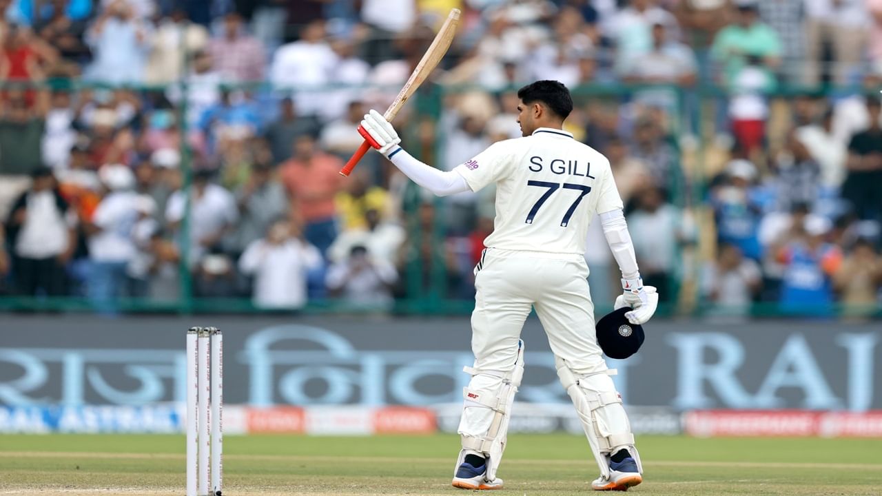 शुबमनने वेस्ट इंडिज विरूद्धच्या दुसऱ्या कसोटी सामन्यातील दुसऱ्या दिवशी शतक झळकावलं. शुबमनने 177 बॉलमध्ये शतक पूर्ण केलं. शुबमनने यासह रोहित शर्माचा विक्रम मोडीत काढला. (Photo Credit : Bcci X Account)