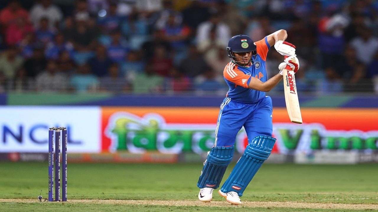 शुबमनचा बीसीसीआयच्या वार्षिक करारात अ श्रेणीत समावेश आहे. शुबमनला बीसीसीआयकडून वार्षिक कराराच्या माध्यमातून 5 कोटी रुपये मिळतात. (Photo Credit : @ShubmanGill X Account) 