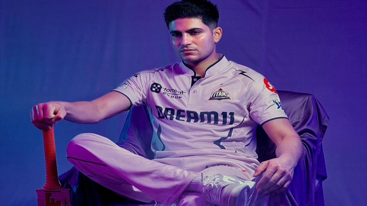 शुबमन गिल आयपीएल स्पर्धेत गुजरात टायटन्सचं नेतृत्व करतो. गुजरातने शुबमनला 18 व्या मोसमासाठी (IPL 2025) 16.5 कोटी रुपयांत आपल्यासह कायम ठेवलं. (Photo Credit : @ShubmanGill X Account) 