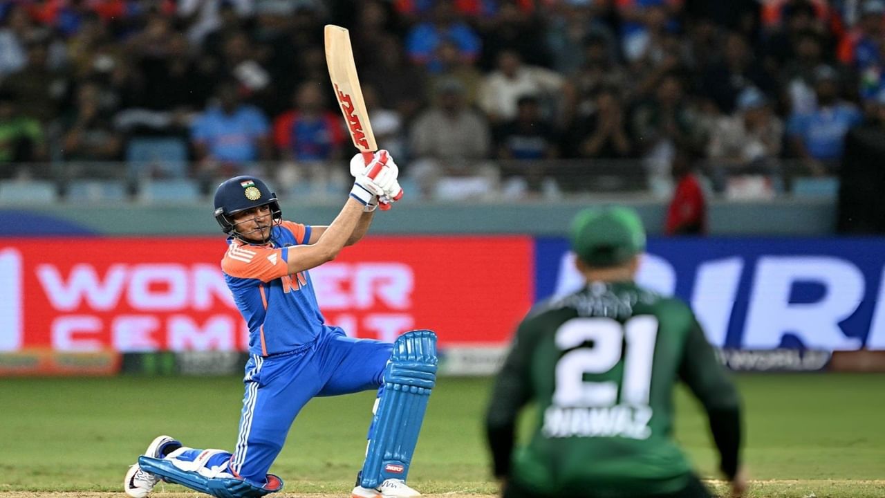 खेळाडूंना वार्षिक कराराव्यतिरिक्त बीसीसीआयकडून प्रत्येक सामन्यासाठी मानधन दिलं जातं. मीडिया रिपोर्ट्सनुसार भारतीय खेळाडूंना टी 20i, वनडे आणि टेस्ट मॅचसाठी प्रत्येकी 3, 6 आणि 15 लाख रुपये दिले जातात. (Photo Credit : @ShubmanGill X Account) 