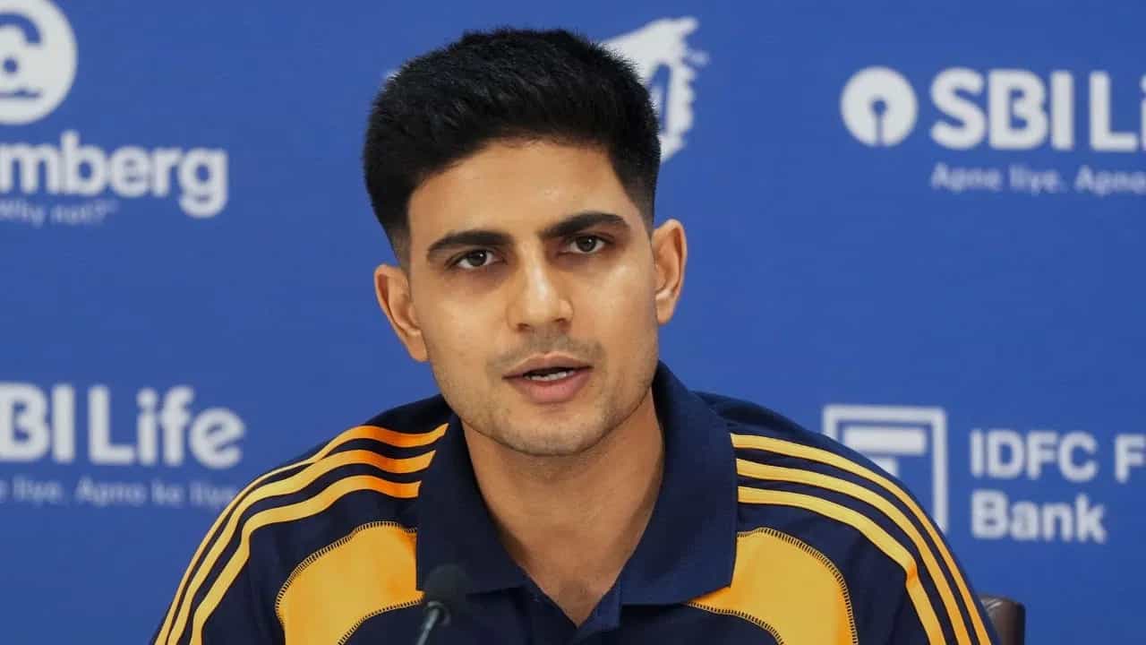बीसीसीआय निवड समितीने 4 ऑक्टोबरला ऑस्ट्रेलिया दौऱ्यासाठी भारतीय संघाची घोषणा केली. टीम इंडिया या दौऱ्यात एकदिवसीय आणि टी 20i मालिका खेळणार आहे. बीसीसीआयने त्याआधी वनडे टीमचा कॅप्टन बदलला. बीसीसीआयने रोहित शर्मा याच्या जागी युवा फलंदाज आणि टेस्ट कॅप्टन शुबमन गिल याला वनडे टीमच्या कॅप्टन्सीची जबाबदारी दिली. या निमित्ताने आपण रोहितची वनडे कॅप्टन म्हणून आकडेवारी कशी राहिली आहे? हे जाणून घेऊयात. (Photo Credit: PTI)