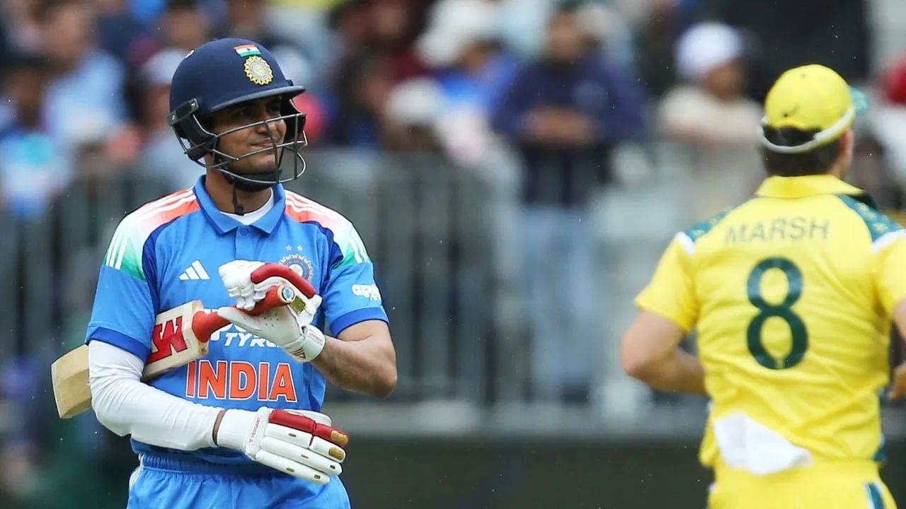 तसेच एकदिवसीय कर्णधार म्हणून शुबमन गिलकडे साऱ्यांचंच बारीक लक्ष होतं. मात्र शुबमनलाही काही खास करता आलं नाही. शुबमनने रोहितपेक्षा 2 धावा अधिक केल्या. शुबमन 10 धावा करुन आऊट झाला.  (Photo Credit: PTI)