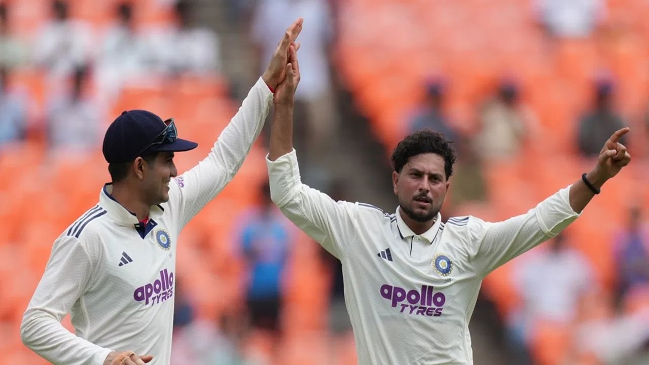 टीम इंडियाने विंडीजला पहिल्या कसोटीतील पहिल्या डावात 162 रन्सवर ऑलआऊट केलं. विंडीजला गुंडाळण्यात सिराजने प्रमुख भूमिका बजावली. सिराजने 4 विकेट्स मिळवल्या.  जसप्रीत बुमराहने तिघांना बाद केलं. तर कुलदीपने 2 विकेट्स मिळवल्या. कुलदीपने शाई होप याला फिरकीच्या जाळ्यात फसवत क्लिन बोल्ड केलं. (Photo Credit : PTI)