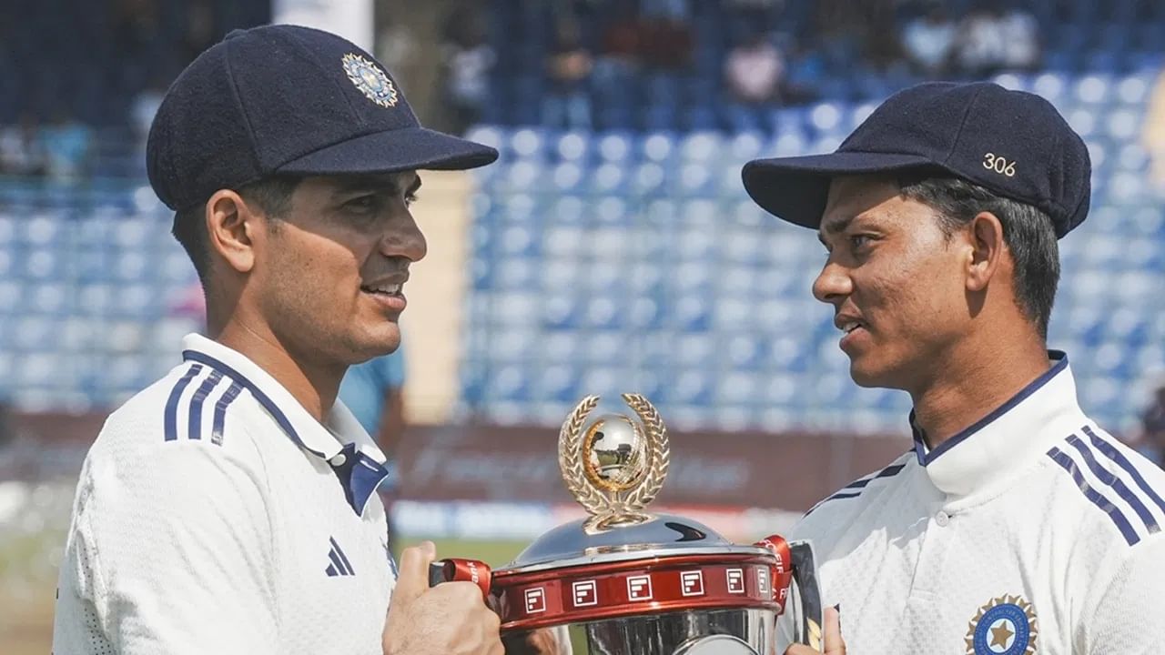 टीम इंडिया ऑस्ट्रेलिया दौऱ्यानंतर मायदेशात दक्षिण आफ्रिकेविरुद्ध भिडणार आहे. टीम इंडिया घरात दक्षिण आफ्रिकेविरुद्ध 2 सामन्यांची कसोटी मालिका खेळणार आहे. सलामीचा सामना हा 14 नोव्हेंबरपासून कोलकातामधील ईडन गार्डन्समध्ये होणार आहे. या सामन्याच्या तिकीट विक्रीला दिवाळीपासून सुरुवात होणार आहे. या सामन्याच्या तिकाटाचे किमान दर हे 60 रुपये आहे. बंगाल क्रिकेट असोसिएशनने याबाबतची माबिती दिली आहे. (Photo Credit : PTI)