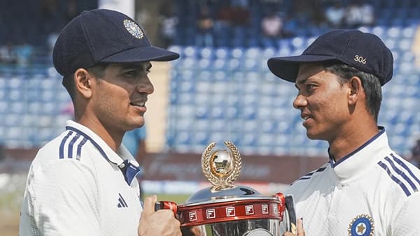 टीम इंडिया ऑस्ट्रेलिया दौऱ्यानंतर मायदेशात दक्षिण आफ्रिकेविरुद्ध भिडणार आहे. टीम इंडिया घरात दक्षिण आफ्रिकेविरुद्ध 2 सामन्यांची कसोटी मालिका खेळणार आहे. सलामीचा सामना हा 14 नोव्हेंबरपासून कोलकातामधील ईडन गार्डन्समध्ये होणार आहे. या सामन्याच्या तिकीट विक्रीला दिवाळीपासून सुरुवात होणार आहे. या सामन्याच्या तिकाटाचे किमान दर हे 60 रुपये आहे. बंगाल क्रिकेट असोसिएशनने याबाबतची माबिती दिली आहे. (Photo Credit : PTI)