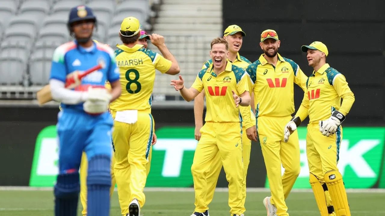 ऑस्ट्रेलियाने टीम इंडियावर पहिल्या एकदिवसीय सामन्यात 7 विकेट्सने दणदणीत आणि एकतर्फी असा विजय मिळवला. ऑस्ट्रेलियाने यासह भारताची ह 438 दिवसांपासूनची बादशाहत संपवली. तसेच शुबमन एकदिवसीय कर्णधार म्हणून आपल्या पहिल्याच सामन्यात टीम इंडियाला  विजयी करण्यात अपयशी ठरला. (Phot Credit : Getty)