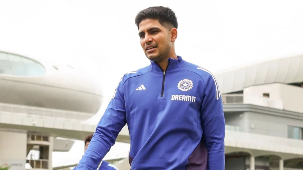 ऑस्ट्रेलिया दौऱ्याआधी भारतीय एकदिवसीय संघाच्या कर्णधारपदी शुबमन गिल याची नियुक्ती करण्यात आली. शुबमनला रोहित शर्मा याच्या जागी नियुक्त करण्यात आलं. ऑस्ट्रेलिया दौऱ्यातून शुबमन पर्वाला सुरुवात होणार आहे. या निमित्ताने आपण रोहित शर्माची एकदिवसीय कर्णधार म्हणून आकडेवारी कशी राहिलीय? हे जाणून घेऊयात. तसेच रोहित आणि महेंद्रसिंह धोनी यांच्यापैकी सरस कॅप्टन कोण? हे जाणून घेऊयात.  (Photo Credit : PTI)