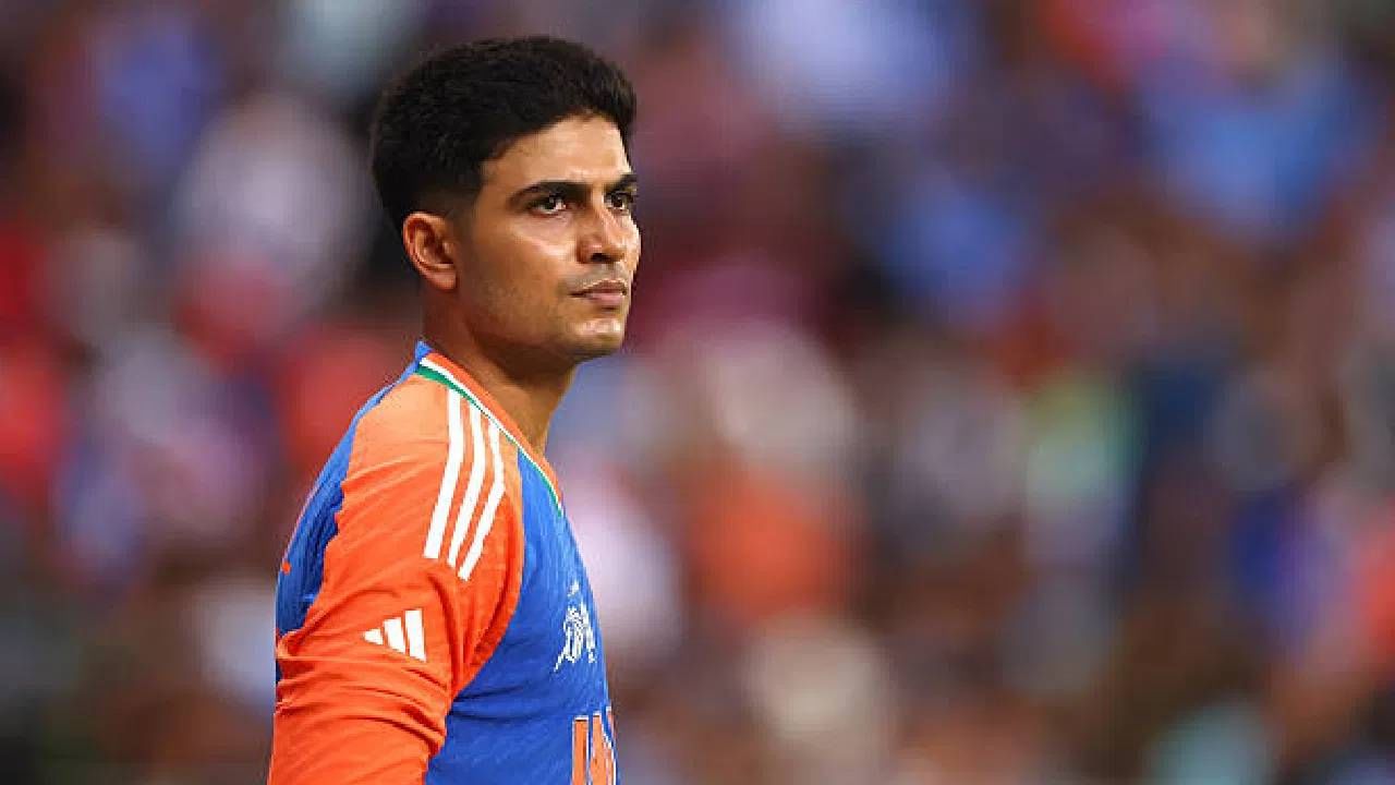 शुबमन गिल आता कसोटी आणि वनडे संघाचा कर्णधार असणार आहे. तर यापूर्वी दोन्ही संघांची धुरा रोहित शर्माकडे होते. कसोटी फॉर्मेटमधून निवृत्ती घेतल्याने शुबमन गिलकडे जबाबदारी आली. दुसरीकडे, रोहित शर्मा वनडे संघात असूनही ही जबाबदारी शुबमन गिलकडे दिली आहे. तर टी20 संघाची धुरा मिळवण्यासाठी मार्चपर्यंत वाट पाहावी लागणार आहे. 