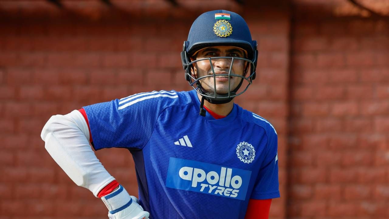 शुबमन गिलने कर्णधार झाल्यानंतर 10 डावात 805 धावा केल्या आहेत. आता 196 धावा करताच त्याच्या कसोटी कर्णधार असताना सर्वात वेगाने 1 हजार धावा पूर्ण होणार आहेत. त्यामुळे शुबमन गिलच्या कामगिरीकडे लक्ष लागून आहे. शुबमन गिलने 38 कसोटी सामन्यात 41.49 च्या सरासरीने 2697 धावा केल्या. यात 9 शतके आणि 8 अर्धशतके केली आहेत. 