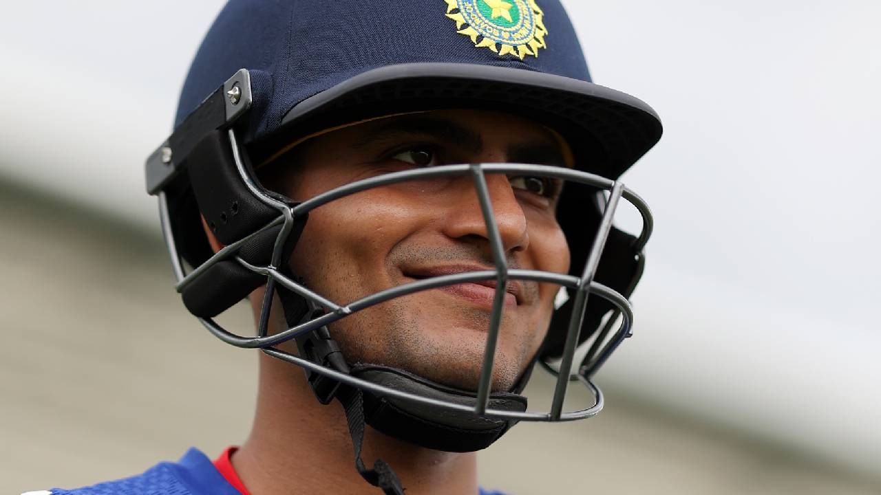 भारतासाठी कर्णधार म्हणून 1 हजार धावा कमी डावात पूर्ण करण्याचा विक्रम सुनील गावस्कर यांच्या नावावर आहे. त्यांनी 15 डावात ही कामगिरी केली होती. हा विक्रम देखील शुबमन गिल आपल्या नावावर करू शकतो. धोनी आणि विराट कोहलीने 18 डावात ही कामगिरी केली. सचिन तेंडुलकरने 24, अझरूद्दीनने 25, पतौडीने 26, रोहित शर्माने 27, सौरव गांगुलीने 35 आणि कपिल देवने 40 डावात ही कामगिरी केली. (सर्व फोटो- बीसीसीआय ट्वीटर)