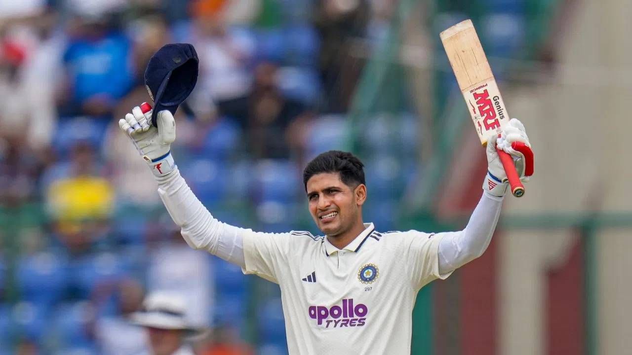 वेस्ट इंडिजविरुद्धच्या पहिल्या डावात 196 चेंडूत नाबाद 129 धावा केल्या. यात त्याने 16 चौकार आणि 2 षटकार मारले. शुबमन गिलचं हे दहावं कसोटी शतक आहे. तर कर्णधार म्हणून पाचवं शतक आहे. (PHOTO CREDIT- PTI)