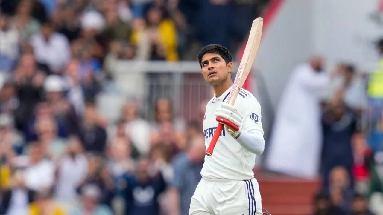 शुबमन गिलच्या खासगी आयुष्याबाबत अनेक चर्चा होत असतात. याबाबत त्याने स्पष्टीकरण दिलं होतं. हॉलिवूड रिपोर्टर इंडियाला दिलेल्या मुलाखतीत त्याने स्पष्ट केलं होतं की, "माझ्याबद्दल इतक्या अफवा उडाल्या आहेत की मला वेगवेगळ्या लोकांशी जोडले जाते. कधीकधी त्या इतक्या विचित्र असतात की मी त्या व्यक्तीला कधीच पाहिले नाही किंवा ओळखतही नाही. तरीही, मला सतत ऐकायला मिळते की मी त्यांच्यासोबत आहे." (PHOTO CREDIT- PTI)