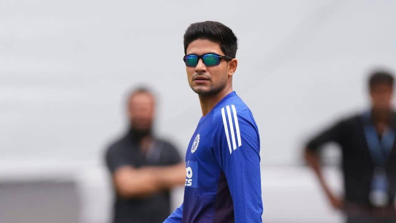 भारत आणि वेस्ट इंडिज यांच्यातील दुसरा कसोटी सामना दिल्लीच्या अरूण जेटली मैदानात सुरु आहे. या सामन्यात शुबमन गिलने कर्णधारपदाला साजेशी कामगिरी केली. दुसरीकडे, शुबमन गिल पुन्हा एकदा चाहत्यांमुळे चर्चेत आला आहे. सामन्याच्या दुसऱ्या दिवशी एका मिस्ट्री गर्लने गिलला लव प्रपोजल दिलं. तिच्या सर्वांचं लक्ष वेधून घेतलं. (PHOTO CREDIT- PTI)