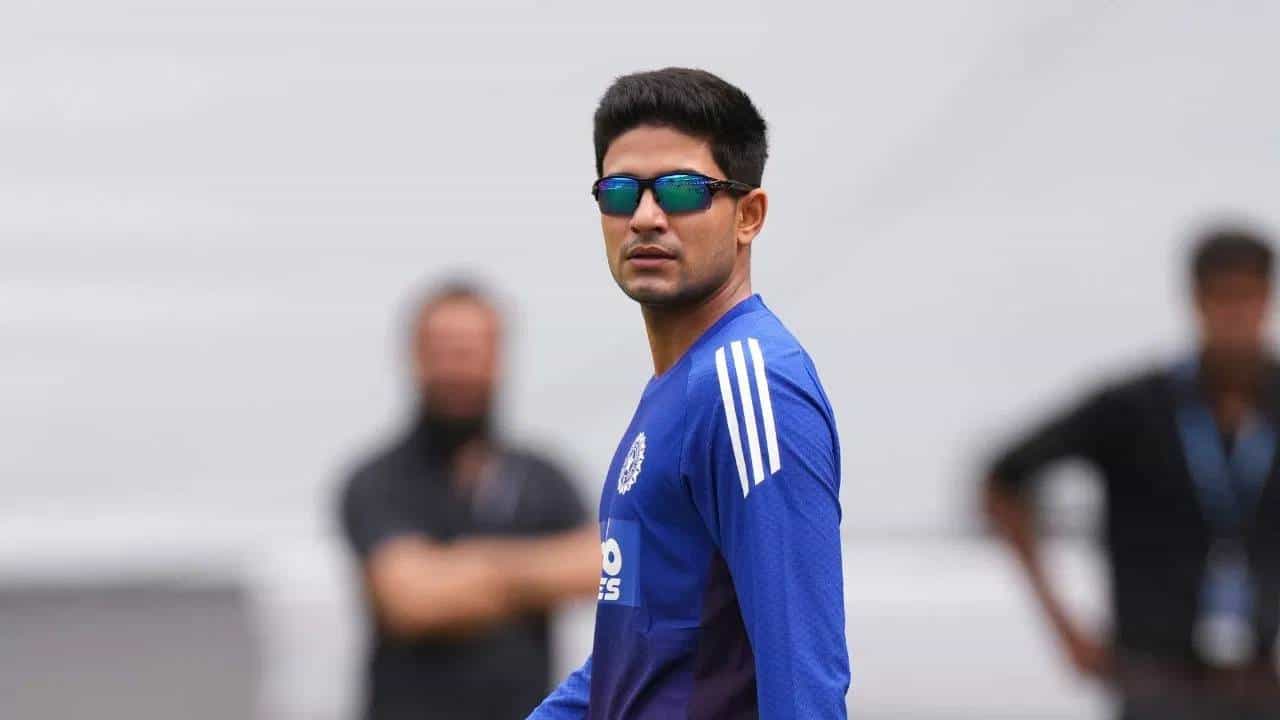भारत आणि वेस्ट इंडिज यांच्यातील दुसरा कसोटी सामना दिल्लीच्या अरूण जेटली मैदानात सुरु आहे. या सामन्यात शुबमन गिलने कर्णधारपदाला साजेशी कामगिरी केली. दुसरीकडे, शुबमन गिल पुन्हा एकदा चाहत्यांमुळे चर्चेत आला आहे. सामन्याच्या दुसऱ्या दिवशी एका मिस्ट्री गर्लने गिलला लव प्रपोजल दिलं. तिच्या सर्वांचं लक्ष वेधून घेतलं. (PHOTO CREDIT- PTI)