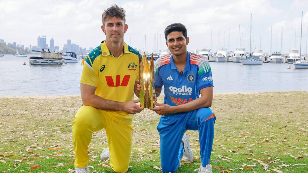 तिन्ही फॉर्मेटमधील पहिल्याच सामन्यात पराभव स्वीकारणारा शुबमन गिल हा भारताचा दुसरा कर्णधार आहे. यापूर्वी विराट कोहलीसोबत असं घडलं होतं. कर्णधारपदाची धुरा हाती घेतल्यानंतर तिन्ही फॉर्मेटमध्ये पराभवाचं तोंड पाहीलं होतं. (Photo - BCCI Twitter )