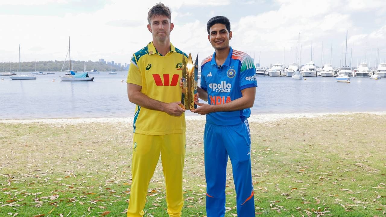 टी20 वर्ल्डकप 2024 नंतर भारतीय संघ झिम्बाब्वे दौऱ्यावर होता. या संघाची धुरा शुबमनच्या खांद्यावर होती. या मालिकेतील पहिलाच सामना गमावला होता. त्यानंतर इंग्लंडविरुद्धच्या कसोटी मालिकेतून टेस्ट कर्णधार म्हणून भूमिका बजावली. पण पहिल्याच सामन्यात पराभव झाला. आता वनडे सामन्यात ऑस्ट्रेलियाविरुद्ध पहिल्याच सामन्यात पराभव झाला. (Photo - BCCI Twitter )