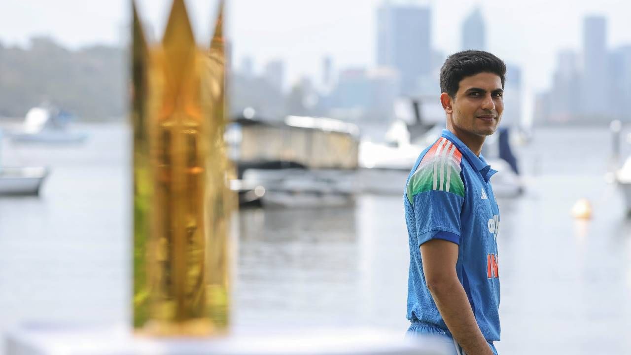 शुबमन गिल जगातील नववा कर्णधार आहे की त्याने आंतरराष्ट्रीय क्रिकेटमधील तिन्ही फॉर्मेटमध्ये पहिला सामना गमावला आहे. दुसरीकडे, शुबमन गिल फलंदाजीतही काही खास करू शकला नाही. त्याने 18 चेंडूत फक्त 10 धावा केल्या आणि बाद झाला. (Photo - BCCI Twitter )