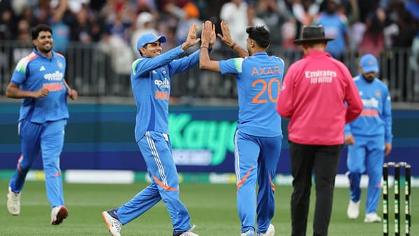 ऑस्ट्रेलिया विरूद्धच्या पहिल्या वनडे सामन्यात टीम इंडियाची कामगिरी निराशाजनक राहिली. या सामन्यात पावसाच्या व्यत्ययामुळे 26 षटकांचा सामना झाला. भारताने 9 गडी गमवून 136 धावा केल्या. भारताची टॉप ऑर्डर पूर्णपणे फेल गेली. (Photo- BCCI Twitter)