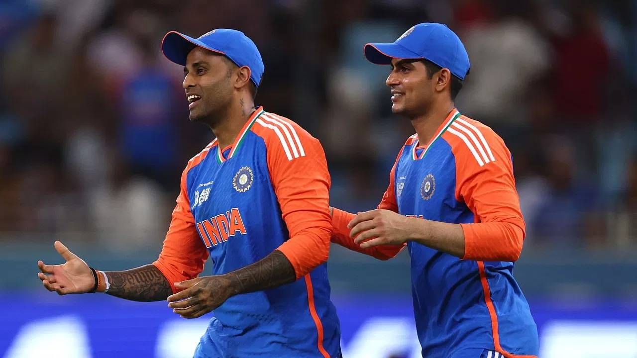 बीसीसीआयने तिन्ही फॉर्मेटसाठी एकच कर्णधार निवडण्याचा निर्णय घेतला आहे. वनडे वर्ल्डकप संघाची घोषणा करताना अजित आगरकर यांनी तसे संकेतही दिले आहेत. तिन्ही फॉर्मेटमध्ये एकच कर्णधार असेल तर संवाद साधणं सोपं होतं असं त्यांचं म्हणणं आहे. 