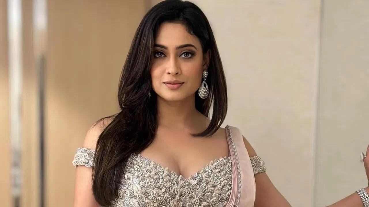 ही अभिनेत्री आज आपला 45 वा वाढदिवस साजरा करत आहे. तिचे वैयक्तिक आणि व्यावसायिक आयुष्य नेहमीच चर्चेत राहिले आहे. तिचे व्यावसायिक आयुष्य जितकं यशस्वी आहे, तितकंच तिचं वैयक्तिक आयुष्य चढ-उतारांनी भरलेलं आहे.