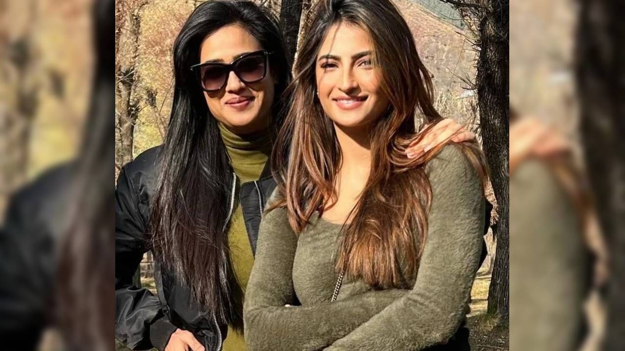 श्वेता तिवारी आपल्या वैयक्तिक आणि व्यावसायिक आयुष्यामुळे तर चर्चेत असतेच, पण तिच्या सौंदर्यासाठीही ती खूप प्रसिद्ध आहे. 45 वर्षांची ही अभिनेत्री आजही 25 वर्षीय नवख्या अभिनेत्रींना सौंदर्याच्या बाबतीत तगडी टक्कर देते. सोशल मीडियावर लोक तिला आणि तिची मुलगी पलक यांना एकत्र पाहून बहिणी समजतात.