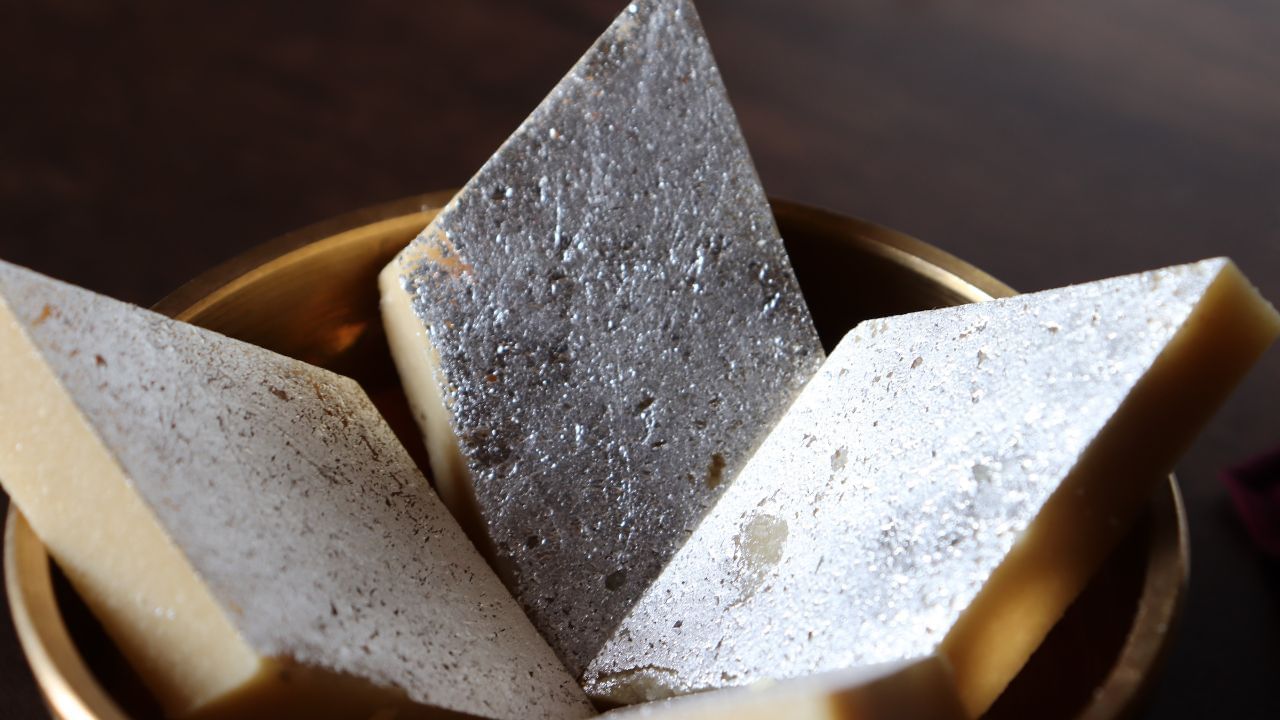 खऱ्या चांदीच्या फॉइलची किंमत थोडी जास्त असू शकते, तर बनावट फॉइल थोड्या कमी किमतीत मिळतो. भेसळयुक्त मावा आणि बनावट चांदीचा फॉइल आपल्या आरोग्यासाठी हानिकारक असू शकतो, त्यामुळे मिठाई खरेदी करताना नेहमी गुणवत्ता आणि शुद्धता तपासा.