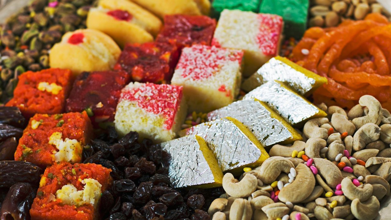 मिठाई खरेदी करताना नेहमी FSSAI प्रमाणित दुकानांमधूनच खरेदी करा. मोठे आणि प्रसिद्ध ब्रँड्स सामान्यतः खऱ्या चांदीच्या फॉइलचा वापर करतात आणि त्याची माहिती ते पॅकेजिंगवर नमूद करतात.