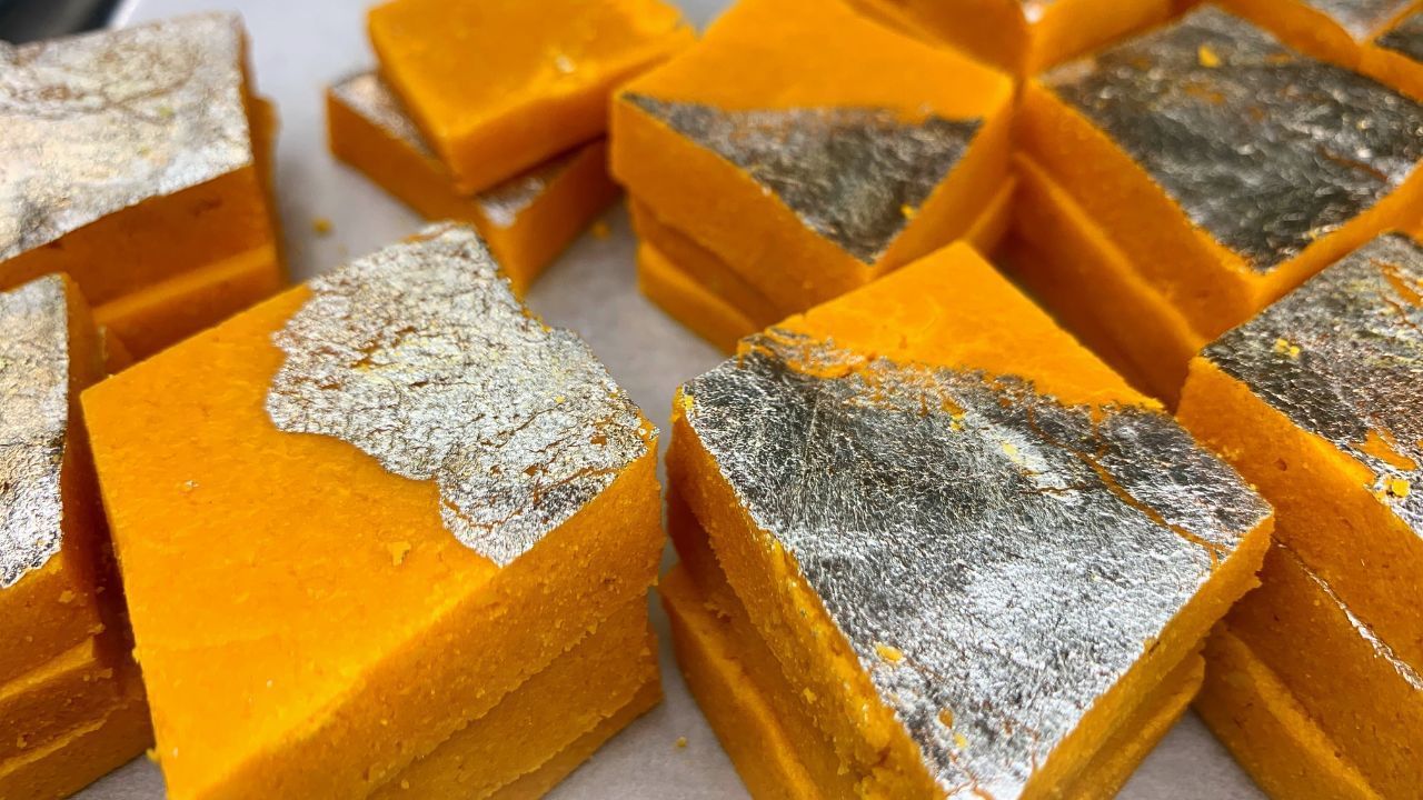 खरा फॉईल खूप पातळ असल्याने, त्याला हाताने स्पर्श केल्यास तो सहजपणे तुटतो किंवा फाटतो. तो बोटांना चिकटतो. तर अॅल्युमिनियम मिश्रित फॉइल जाड आणि दाट असतो, त्यामुळे तो सहज फाटत नाही.