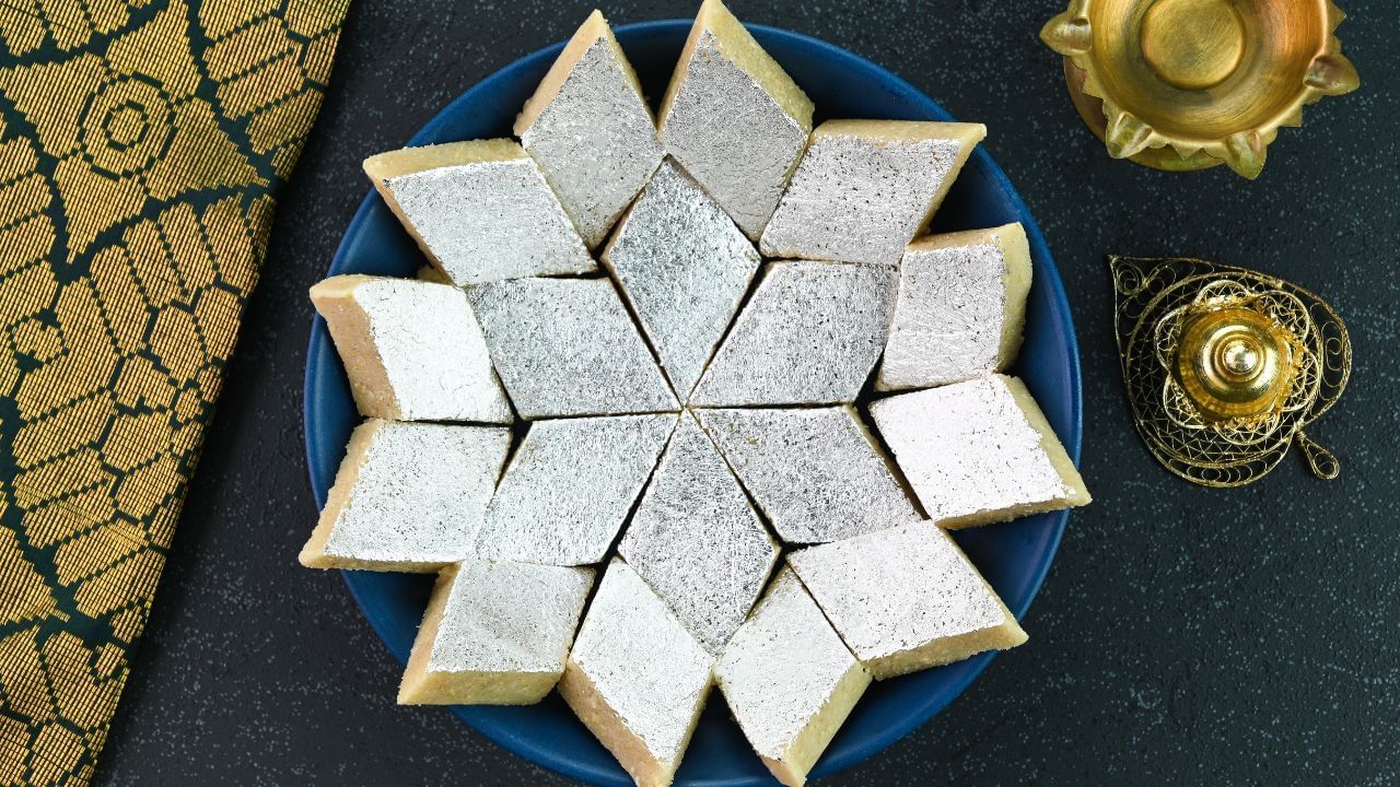 खरा फॉइल हा अतिशय पातळ आणि चमकदार असतो. तो इतका पातळ बनवलेला असतो की तो हवेत सहज उडू शकतो. हा थोडा जाड, खडबडीत आणि जास्त चकाकणारा असतो. बनावट फॉईलमध्ये अॅल्युमिनियम सारखे धातू मिसळले जातात. जेणेकरुन तो अधिक चमकदार होईल.