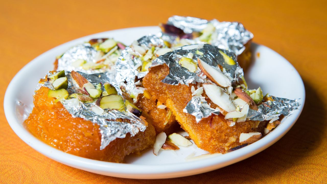 मिठाईवर वापरल्या जाणाऱ्या चांदीच्या फॉईल (वर्क) मध्ये भेसळ केलेली असते. अनेक मिठाईंवर विशेषतः काजू बर्फीवर चकाकीसाठी चांदीचा फॉईल वापरला जातो. मात्र, भेसळयुक्त आणि बनावट फॉइल आपल्या आरोग्यासाठी हानिकारक ठरु शकतात. खरा चांदीचा फॉइल ओळखणे फार कठीण असते. पण काही सोप्या आणि निवडक टीप्सने तुम्ही ही भेसळ ओळखू शकता.