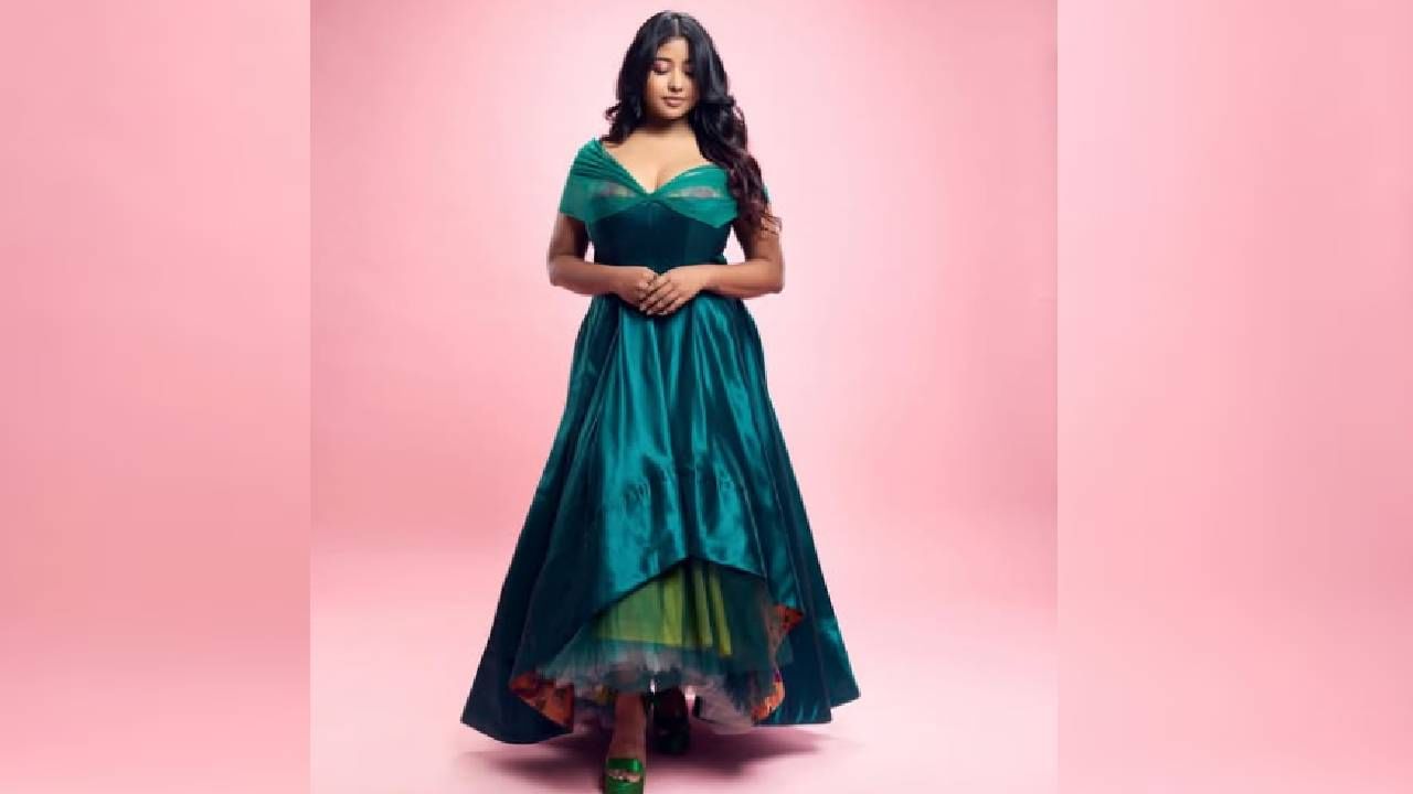 कलाकार हे कायमच चर्चेत असतात. अनेकदा त्यांना ट्रोलिंगचा सामना करावा लागतो. नुकताच एका गायिकेने तिच्यासोबत घडलेला प्रकार सांगितला आहे. तिने सोशल मीडियावर याबाबत पोस्ट केली आहे. चला जाणून घेऊया नेमकं प्रकरण काय आहे?