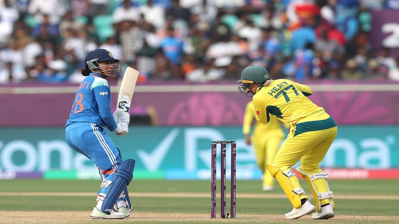 स्मृतीने अवघ्या 46 चेंडूत अर्धशतक पूर्ण केलं. स्मृतीचं हे एकदिवसीय कारकीर्दीतील 33 वं अर्धशतक ठरलं. विशेष म्हणजे स्मृतीचं ऑस्ट्रेलिया विरुद्धचं सलग पाचवं अर्धशतक ठरलं. (Photo Credit : Bcci Womens X Account)