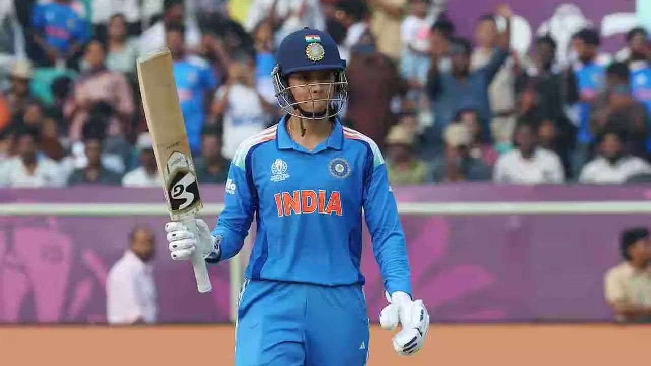 स्मृतीने 5 हजार 569 चेंडूत आणि 112 डावात 5 हजार धावा केल्या. स्मृतीने यासह विंडीजच्या स्टेफनी टेलर (129 डाव) आणि न्यूझीलंडच्या सूझी बेट्स (6182 बॉल) यांचा रेकॉर्ड ब्रेक केला.  (Photo Credit : Bcci)