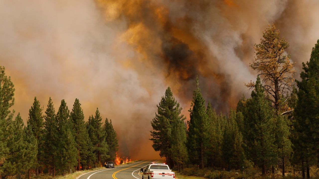 तुम्ही पाहिले असेल की, जेव्हा आपण आग लावतो तेव्हा धूर नेहमीच वरच्या दिशेने जातो. पण तुम्ही कधी विचार केला आहे का की धूर खाली का जात नाही? तो नेहमी वरच्या दिशेने का जातो? या प्रश्नाचे उत्तर आज आपण जाणून घेणार आहोत.