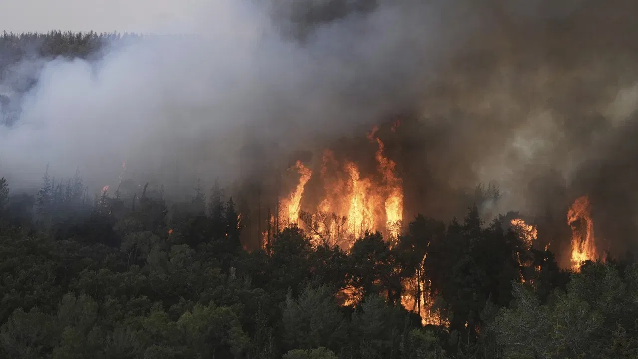 या प्रक्रियेत पृथ्वीची गुरुत्वाकर्षण शक्तीही महत्त्वाची भूमिका बजावते. थंड हवा जी जड असते, ती गुरुत्वाकर्षण शक्तीमुळे खाली खेचली जाते. तर गरम धूर हलका असतो, तो वरच्या दिशेने ढकलला जातो.
