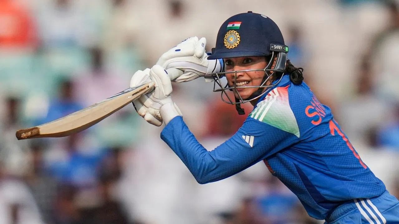 वूमन्स टीम इंडियाने वनडे वर्ल्ड कप 2025 स्पर्धेत जोरदार कमबॅक केलं. टीम इंडियाने अटीतटीच्या सामन्यात न्यूझीलंडला पराभूत करत उपांत्य फेरीत धडक दिली. भारताला उपांत्य फेरीपर्यंत पोहचवण्यात भारताची ओपनर आणि उपकर्णधार स्मृती मंधाना हीने बॅटिंगने निर्णायक भूमिका बजावली. स्मृतीने 2025 वर्षात आतापर्यंत चमकदार कामगिरी केली आहे. (Photo Credit: PTI)