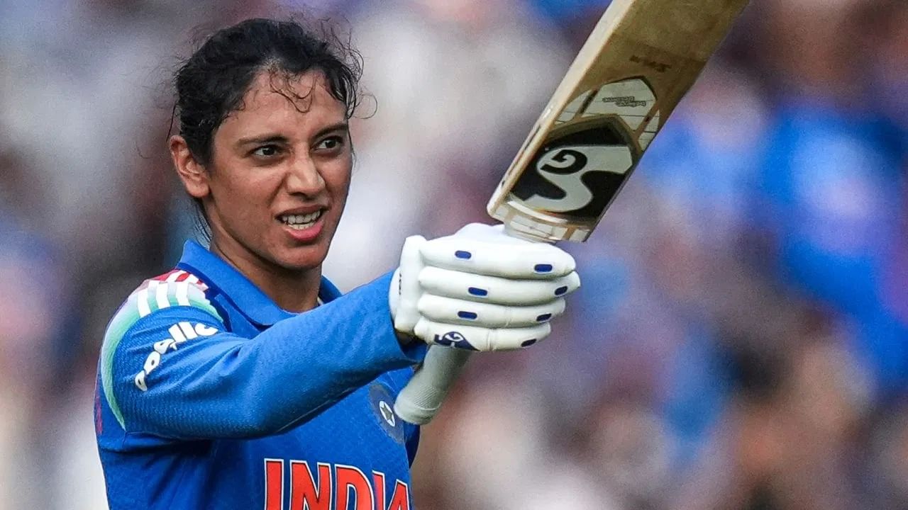 स्मृती 2025 या वर्षात सर्वाधिक आंतराराष्ट्रीय धावा करणारी महिला क्रिकेटपटू आहे. स्मृतीने 25 डावांमध्ये 1 हजार 480 धावा केल्या आहेत. तसेच यात 20 एकदिवसीय सामन्यांमधील 1 हजार 259 धावांचा समावेश आहे. (Photo Credit: PTI)