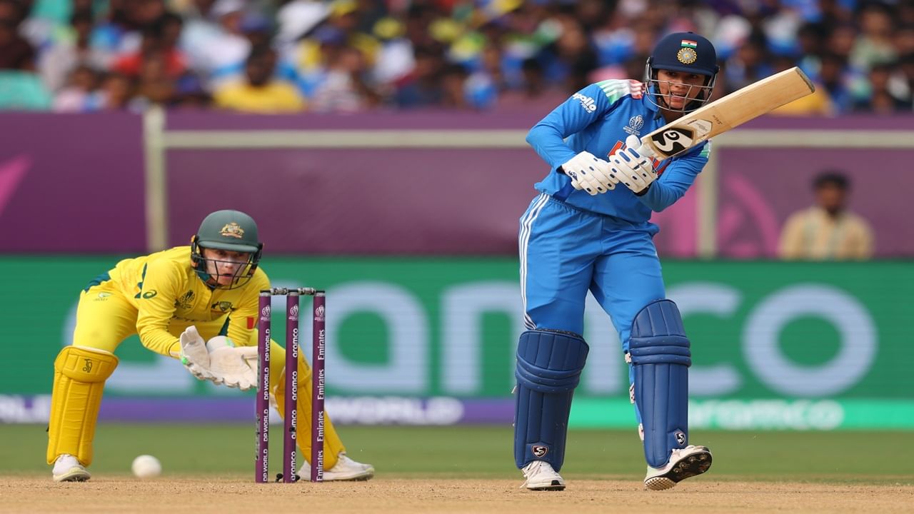 आयसीसी वनडे वूमन्स वर्ल्ड कप 2025 स्पर्धेतील टीम इंडियाच्या पहिल्या 3 सामन्यांमध्ये बॅटिंगने निराशा करणाऱ्या स्मृती मंधाना हीने ऑस्ट्रेलिया विरूद्धच्या सामन्यात इतिहास घडवला आहे. स्मृतीने 80 धावांच्या खेळीसह वर्ल्ड रेकॉर्ड केला आहे. स्मृतीने ऑस्ट्रेलिया विरुद्ध 121.21 च्या स्ट्राईक रेटने 66 बॉलमध्ये 80 रन्स केल्या. स्मृतीने या खेळीत 3 सिक्स आणि 9 फोर लगावले. (Photo Credit : Bcci Womens X Account)