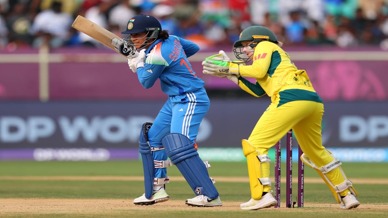 स्मृतीने 58 धावा पूर्ण करतात वर्ल्ड रेकॉर्डला गवसणी घातली. स्मृती एकदिवसीय क्रिकेटमध्ये सर्वात युवा आणि वेगवान 5 हजार धावा करणारी पहिली फलंदाज ठरली. स्मृतीने वयाच्या 29 व्या वर्षी हा कारनामा केला. (Photo Credit : Bcci Womens X Account)