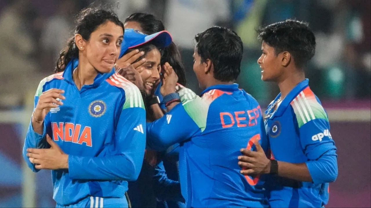 उपांत्य फेरीतील दुसऱ्या सामन्यात गुरुवारी 30 ऑक्टोबरला टीम इंडिया विरुद्ध ऑस्ट्रेलिया आमनेसामने असणार आहेत. हा सामना नवी मुंबईतील डी वाय पाटील स्टेडियममध्ये होणार आहे. या सामन्यावर पावसाचं सावट आहे. मात्र बाद फेरीतील या सामन्यांसाठी राखीव दिवसाची तरतूद करण्यात आली आहे. (Photo Credit: PTI)