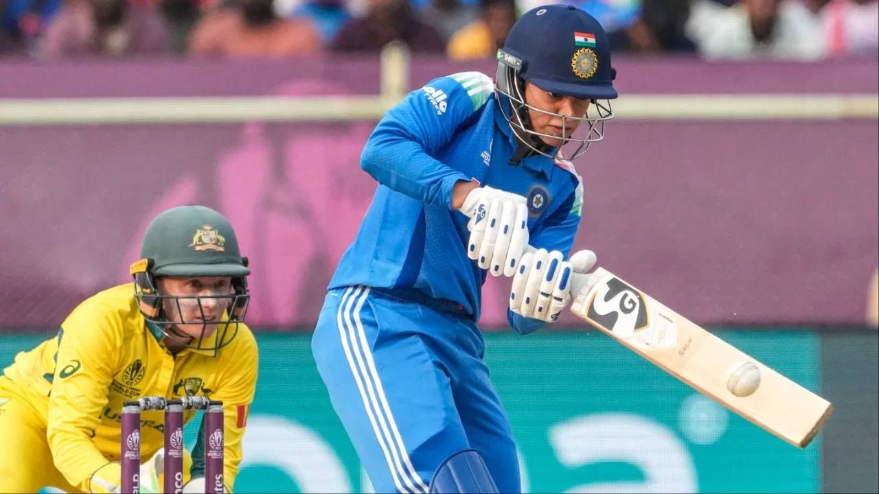 मेन्स आणि वुमेन्स वनडे क्रिकेटमध्ये स्मृती मंधाना, बाबर आझम आणि हाशिम अमला यांनी वेगाने 5000 धावा केल्या आहेत. या तिघांचं नाव टॉप 3 फलंदाजांमध्ये येते. हाशिम आमलाने ही कामगिरी करण्यासाठी 101 डाव खेळले. (फोटो- PTI)