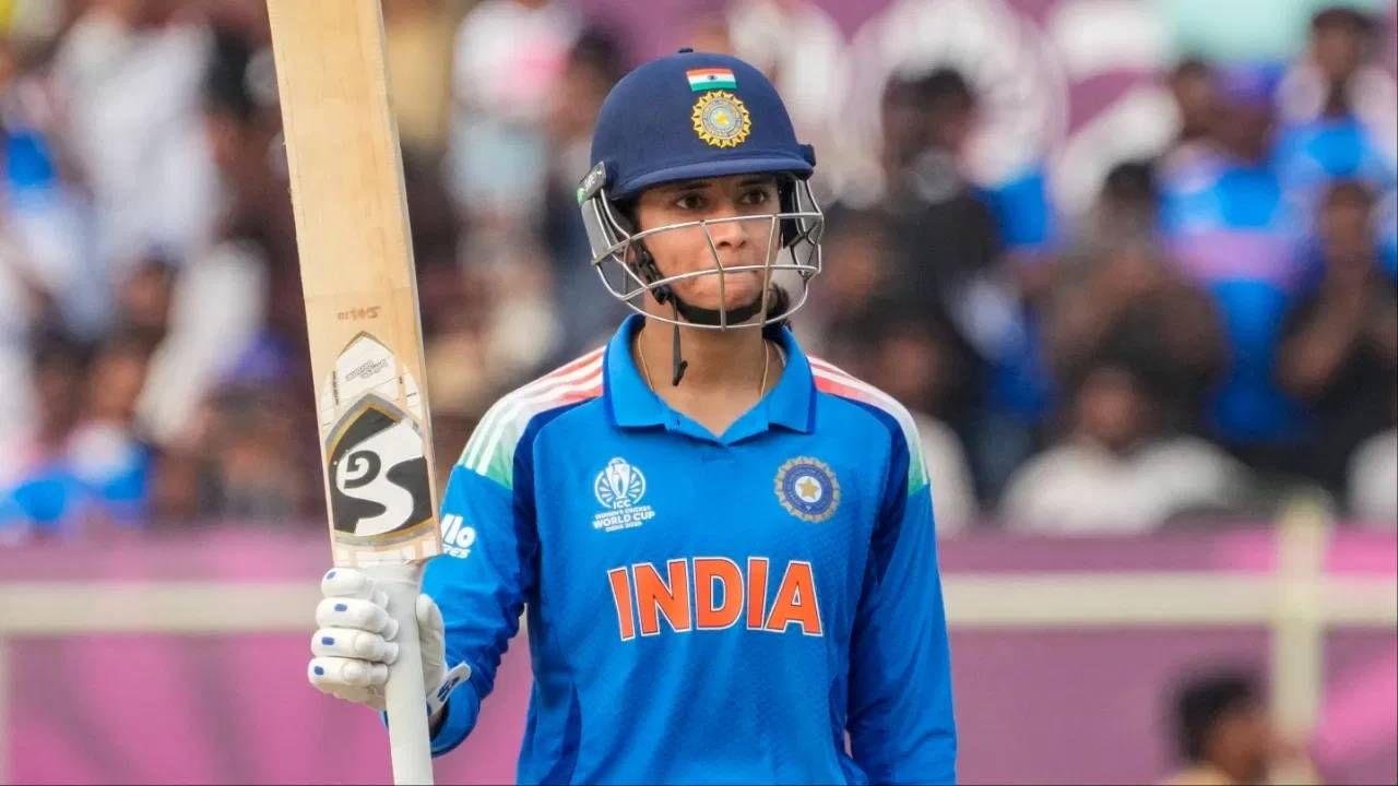 आता दोन वर्षांनी स्मृती मंधानाने हा विक्रम वुमन्स क्रिकेटमध्ये रचला आहे. तिने 112 डावात वेगाने 5000 धावा पूर्ण केल्या आहेत. स्मृती मंधानाने ही कामगिरी ऑस्ट्रेलियाविरुद्धच्या सामन्यात केली. स्मृती मंधानाने 66 चेंडूत 9 चौकार आणि 3 षटकार मारत 80 धावांची खेळी केली. यासह तिने हा विक्रम आपल्या नावावर केला होता. (फोटो- PTI)