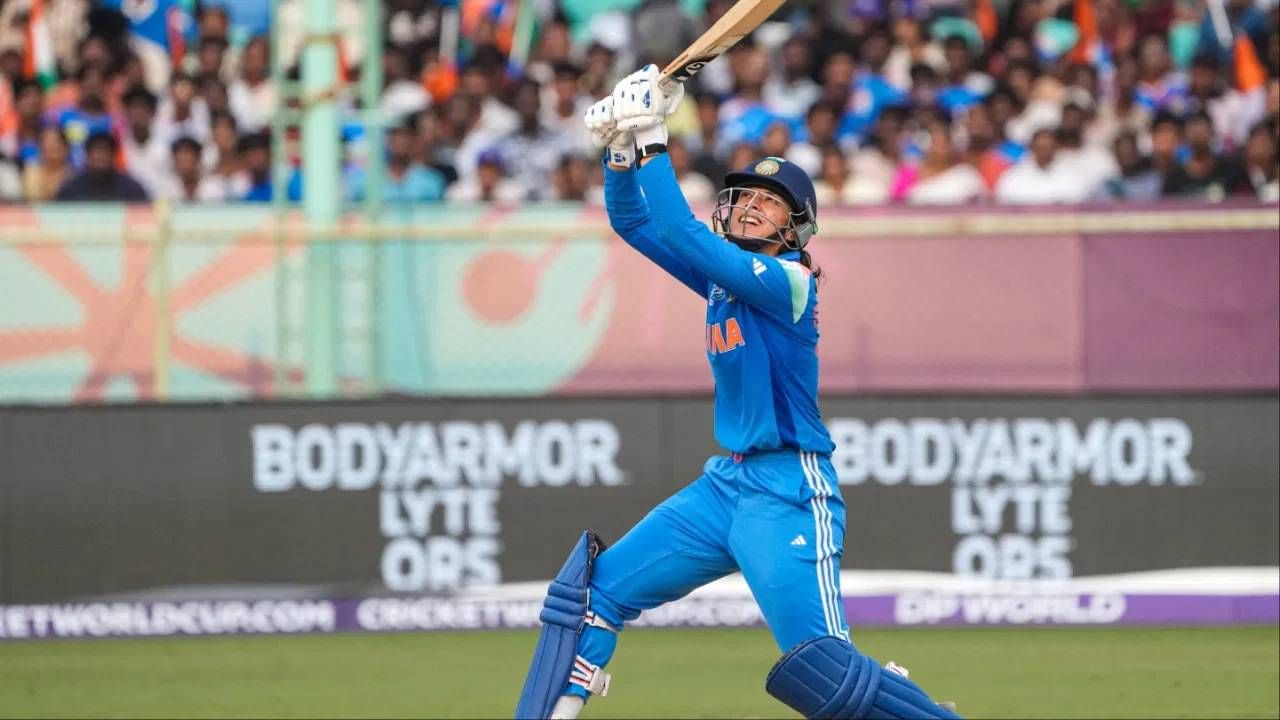 स्मृती मंधानाने बाबर आझमसारखा विक्रम रचला म्हणजे नेमकं काय केलं? असा प्रश्न पडल्याशिवाय राहणार नाही. स्मृती मंधानाने वनडे क्रिकेटमध्ये वेगाने 5000 धावांचा पल्ला गाठला आहे. बाबर आझमने अशीच कामगिरी मेन्स वनडे क्रिकेटमध्ये केली आहे. आता महिला क्रिकेटमध्ये हा कारनामा स्मृती मंधानाच्या नावावर झाला आहे. (फोटो- PTI)