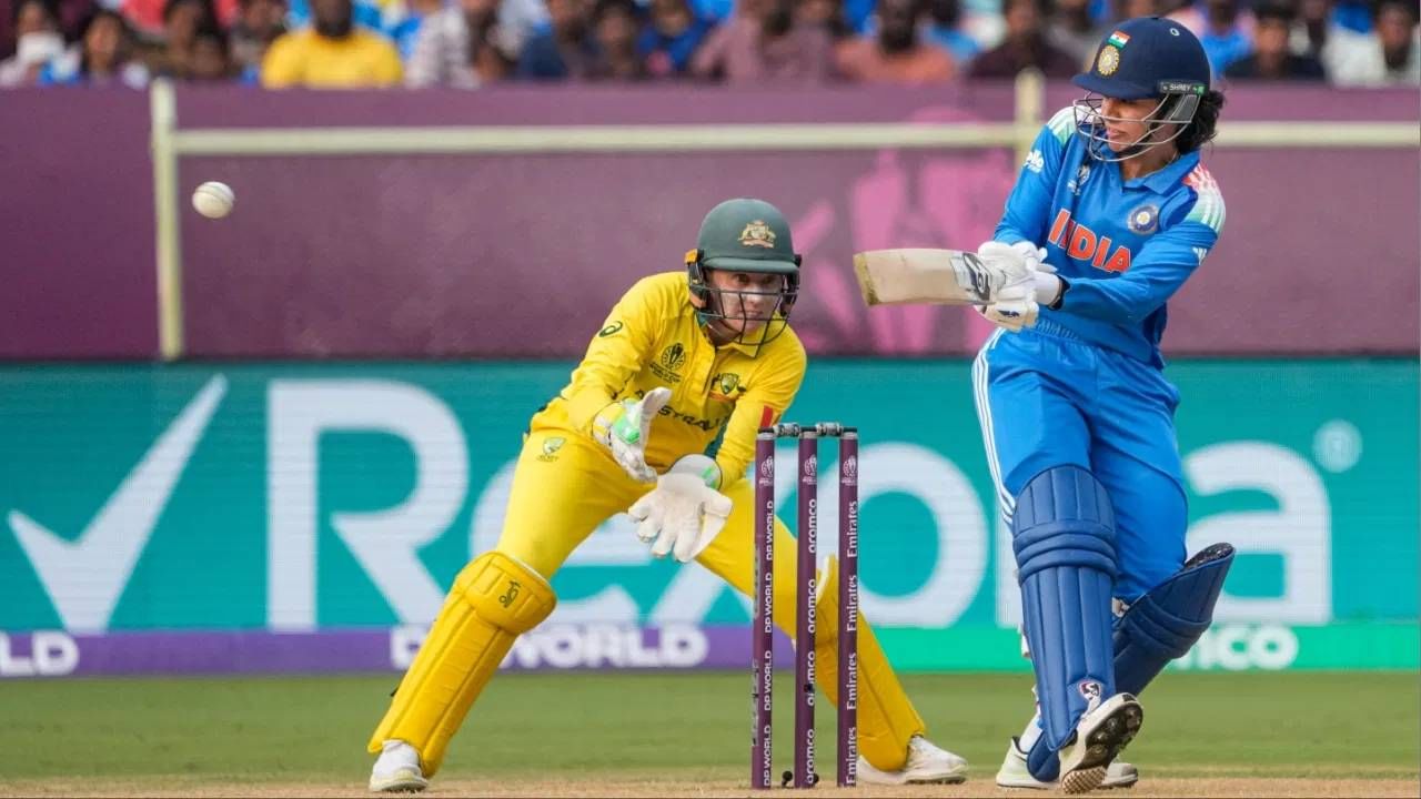 वुमन्स वनडे वर्ल्डकप स्पर्धेत भारताला सलग दुसऱ्या पराभवाला सामोरं जावं लागलं आहे. दक्षिण अफ्रिकेनंतर ऑस्ट्रेलियाने भारताचा पराभव केला. ऑस्ट्रेलियाने भारताला 3 गडी राखून पराभूत केलं. या पराभूत झालेल्या सामन्यात स्मृती मंधानाने एक खास विक्रम आपल्या नावावर केला आहे. बाबर आझमने दोन वर्षापूर्वी असा विक्रम प्रस्थापित केला होता. (फोटो- PTI)