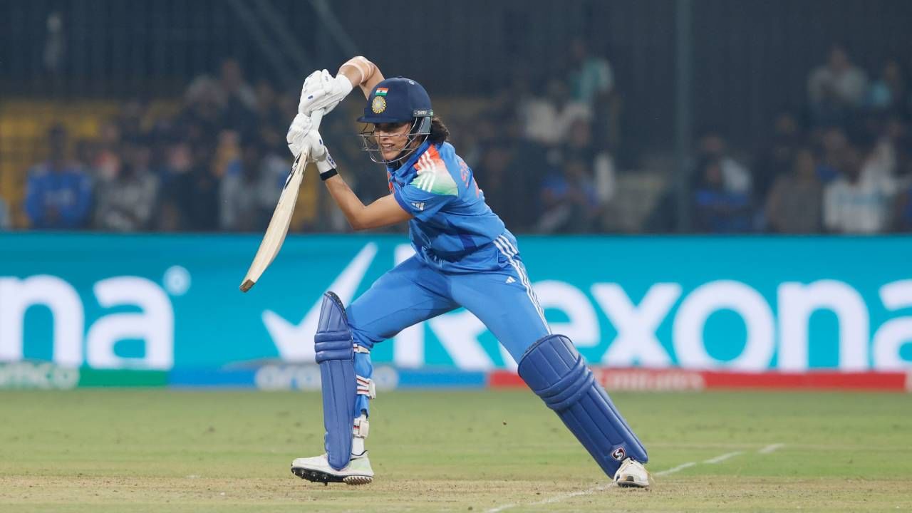 इंग्लंडने दिलेल्या धावांचा पाठलाग करताना 4 धावा कमी पडल्या. सामन्यानंतर कर्णधार हरमनप्रीत कौरने खराब शॉट सिलेक्शनला जबाबदार धरलं. यावेळी तिने स्मृतीचं नाव घेतलं होतं. आता स्मृती मंधानानेही सामन्याचा टर्निंग पॉइंट ठरल्याची कबुली दिली आहे. विकेट पडल्यानंतर सामना हातून गेल्याचं सांगितलं. 