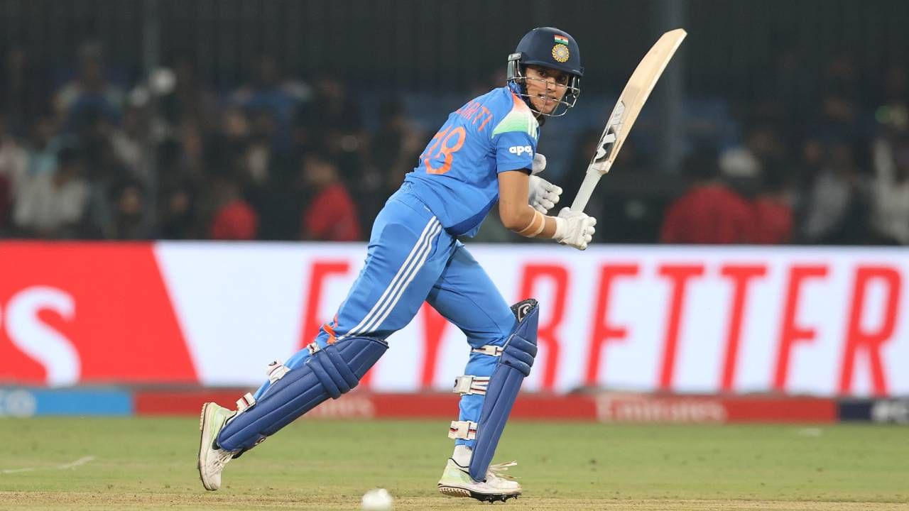 वुमन्स वनडे वर्ल्डकप स्पर्धेत टीम इंडियाची निराशाजनक कामगिरी सुरुच आहे. भारताने सुरुवातीचे दोन सामने जिंकल्यानंतर सलग तीन सामन्यात पराभवाचं तोंड पाहीलं आहे. इंग्लंडविरुद्धचा सामना तर अवघ्या 4 धावांनी गमावला. स्मृती मंधाना बाद झाल्यानंतर सामन्याचं पूर्ण चित्रच बदलून गेलं. 